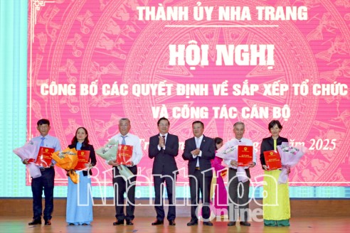 Nha Trang công bố các quyết định về sắp xếp tổ chức bộ máy và công tác cán bộ.