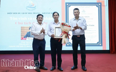 Nguyên Chủ tịch UBND tỉnh Nguyễn Tấn Tuân làm Chủ tịch danh dự Hiệp hội Du lịch Nha Trang - Khánh Hòa.