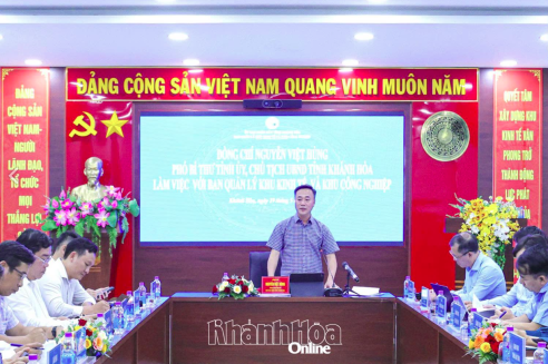 Chủ tịch UBND tỉnh Nguyễn Việt Hùng làm việc với Ban Quản lý Khu kinh tế và Khu công nghiệp tỉnh